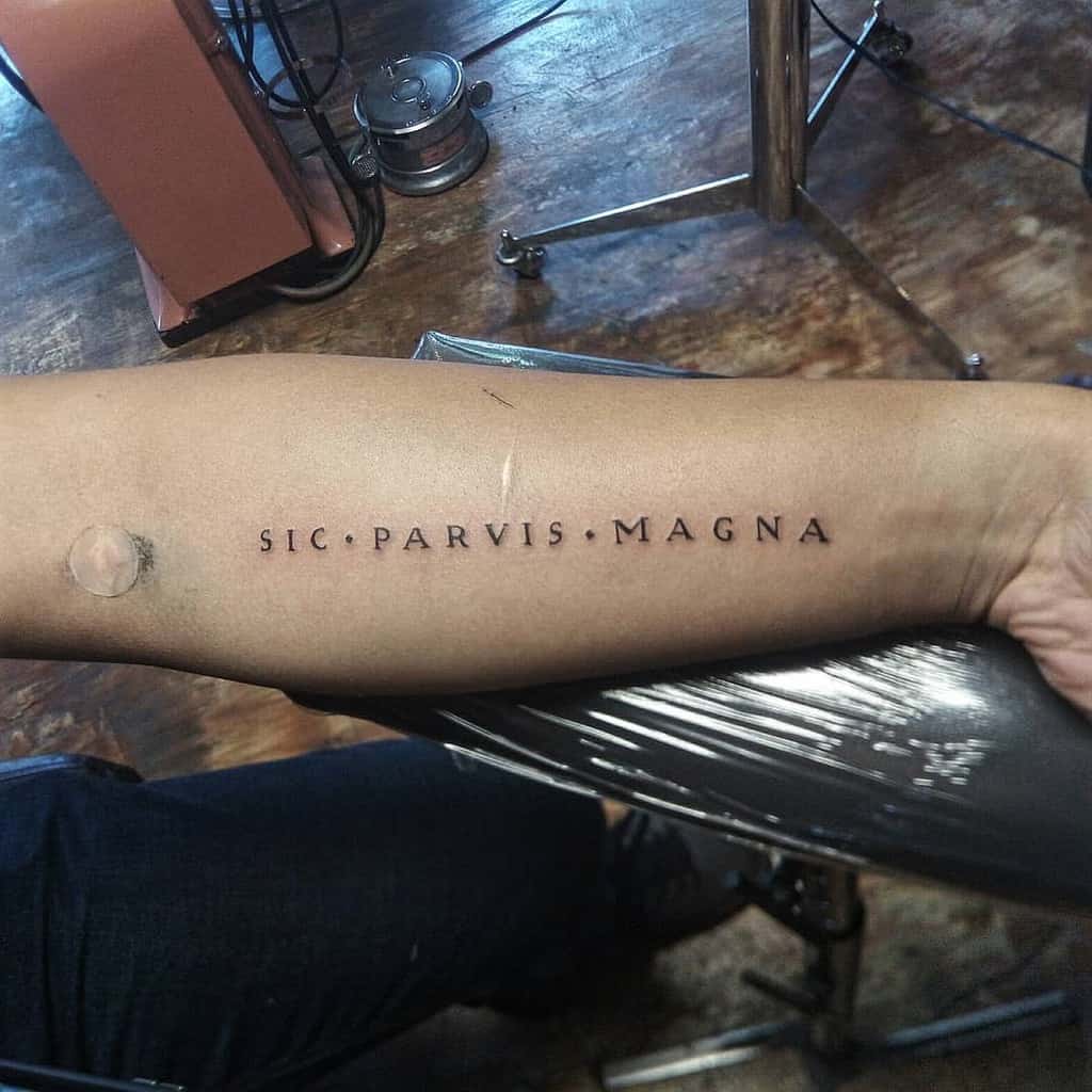 Avant-bras Sic Parvis Magna Tatouages Neonbblack