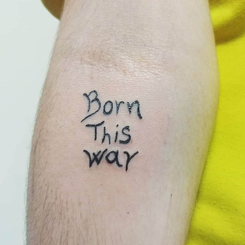 Tatouage de l'écriture Born This Way Tatouages Florarte