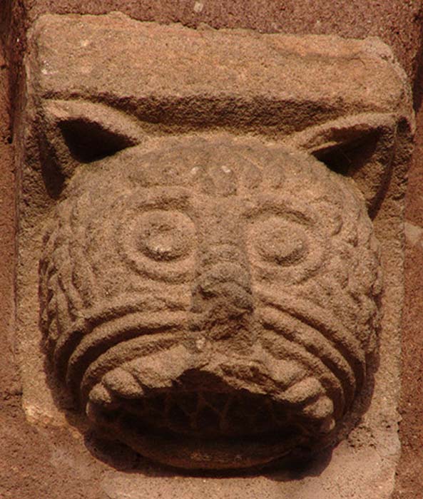 Tête de chat en relief de style roman à Sigolshein, France. 