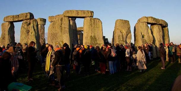Des gens en fête à Stonehenge, en Angleterre, pour la célébration du solstice d'hiver païen 