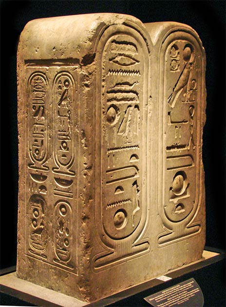 Stèle en calcaire survivante du nom à double cartouches du dieu Aton-Soleil, récupérée dans le grand temple d'Aton à Amarna (aujourd'hui au Musée égyptien de Turin). La ressemblance avec les tablettes de la loi de Moïse est évidente. (Jean-Pierre Dalbera / CC BY 2.0)