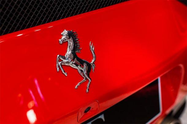 L'emblème de la voiture classique Ferrari, qui a été inspiré par le héros de guerre italien Francesco Baracca et le cheval vénitien. (CC0 1.0)