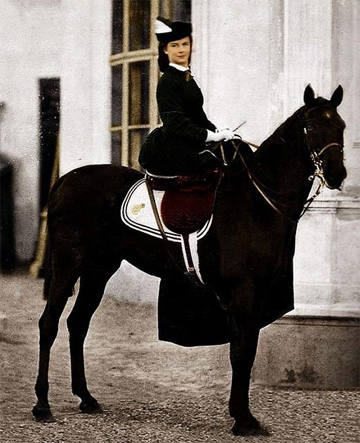 L'impératrice de l'empire des Habsbourg, Elisabeth Amelie Eugénie de Wittelsbach, dite Sissi, posant à cheval en 1896 à Biarritz, France. (Photographe non identifié / Domaine public)