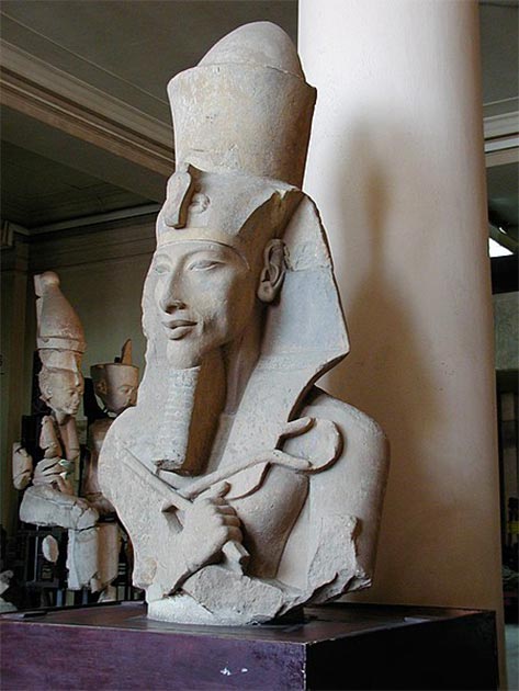Partie supérieure des colosses calcaires d'Akhenaton, portant la double couronne de Haute et de Basse-Égypte, une couronne imposante rappelant la couronne de la Torah (keter) et des fleurons, ou rimonim (aujourd'hui au musée du Caire). (Gérard Ducher / CC BY-SA 2.5)