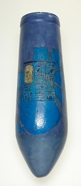 Une situle avec le cartouche effacé d'Akhenaton, trouvée dans le temple d'Aton à Amarna. En faïence à glaçure bleue, les situles étaient censées symboliser le sein féminin et contenaient souvent du lait, à verser en offrandes devant une divinité, en l'occurrence l'Aton. (Musée d'art Walters / Domaine public)