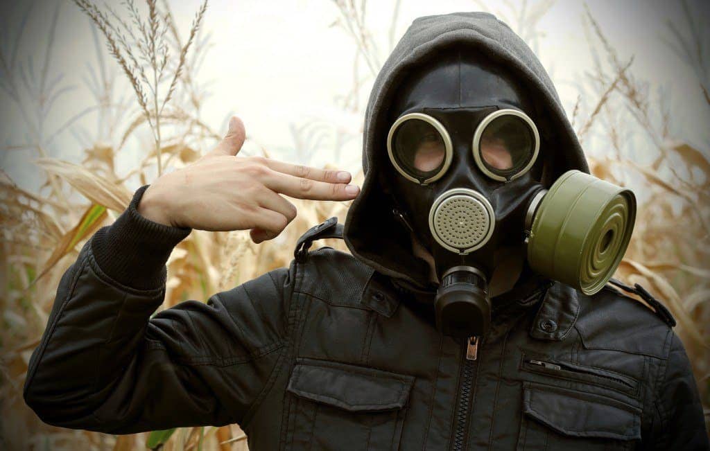 homme masque à gaz pistolet danger de guerre