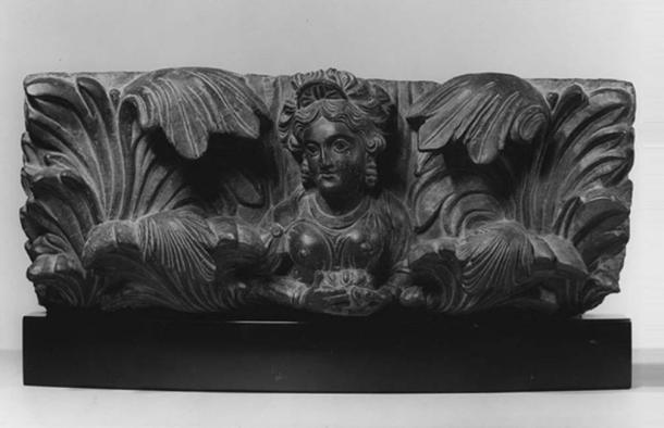 Fragment de figure architecturale, probablement un yakshi ou esprit féminin de la nature, vers le 2e siècle (Kushan).