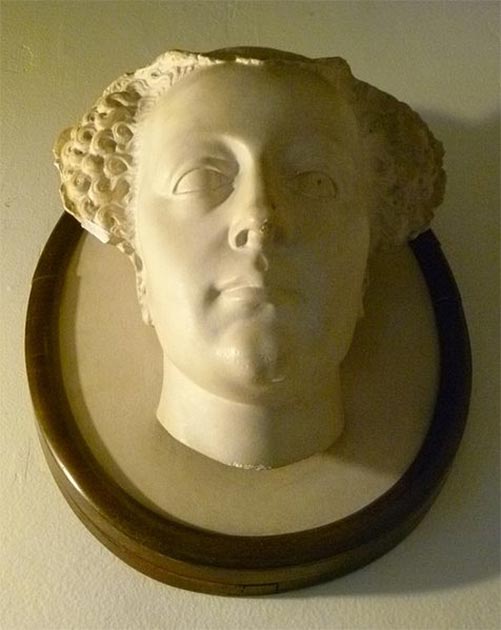 Une copie du masque mortuaire de Mary est accrochée au-dessus de l'entrée de la salle de la Reine au Palais des Malouines, où son père, le roi Jacques V, est mort à l'âge de 30 ans seulement. (Domaine public)