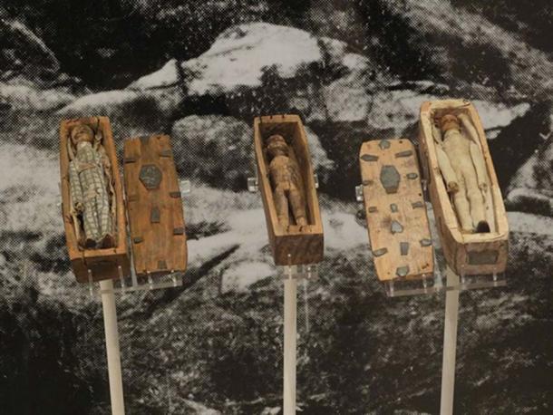 Trois des cercueils miniatures exposés au Musée national d'Écosse. 