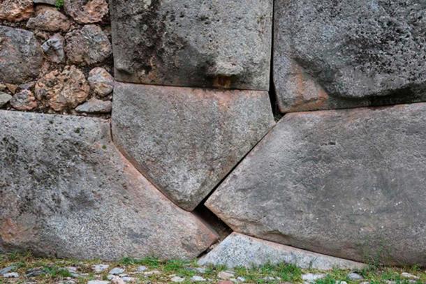Dans le parc archéologique de Sacsayhuamán, il y a également une séparation entre les roches produite par un tremblement de terre de 1450. (Andina)