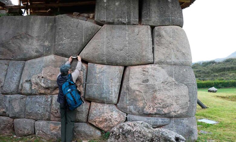 Note the separation between rocks in the Sacsayhuamán Archaeological Park.