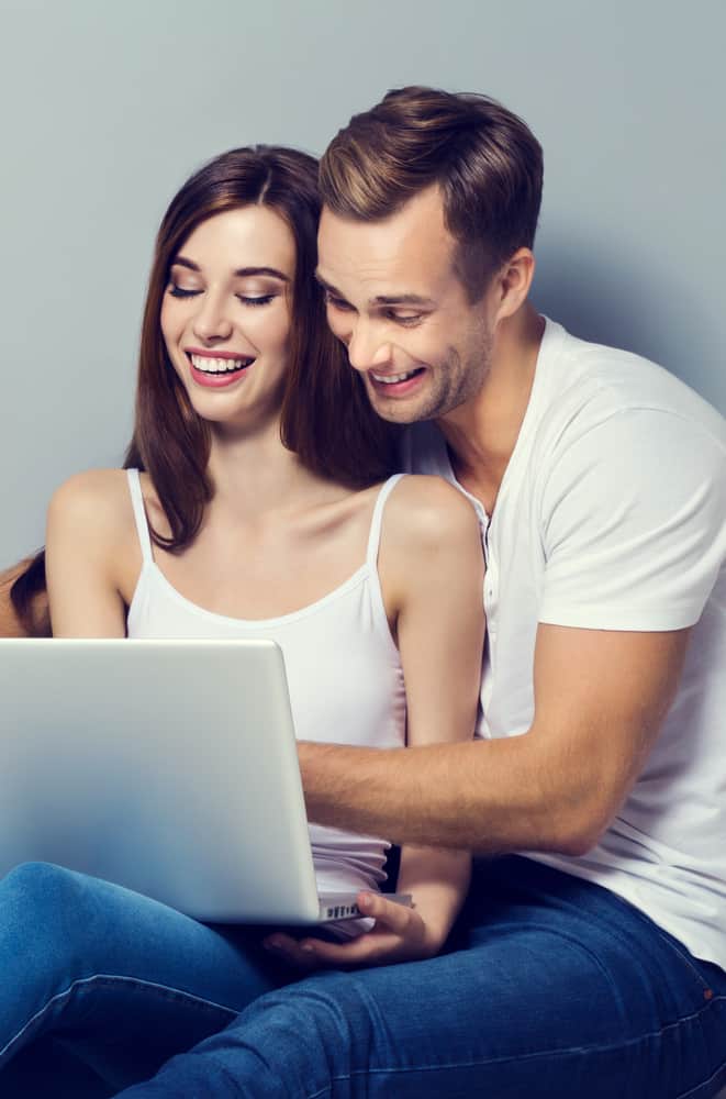 Un beau couple utilisant un ordinateur portable