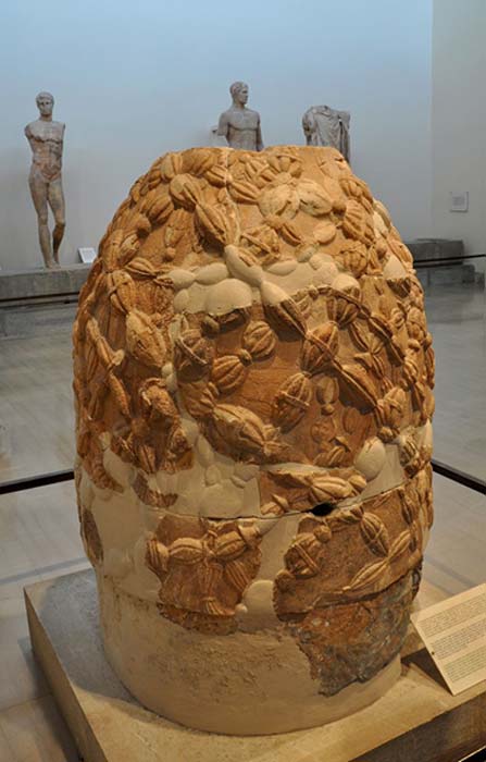 La pierre d'Omphalos au musée de Delphes.