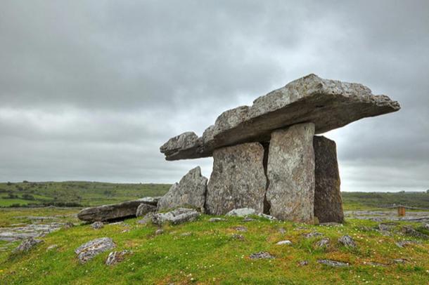 Ancien dolmen celtique de Poulnabrone, en Irlande. 