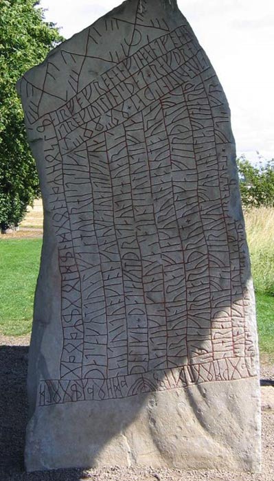 La pierre runique de Rök (Ög 136), située à Rök, en Suède, comporte une inscription runique du Futhark plus jeune qui fait diverses références à la mythologie nordique.