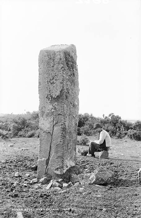 Photographie de la pierre d'Ogham près de Killala, Co. Mayo, Irlande. Vers 1890.