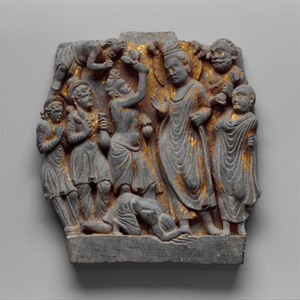 Sumedha et Bouddha Dipankara, 2e siècle, Gandhāra. Ici, le bodhisattva Sumedha est représenté en train d'offrir des fleurs au Bouddha Dipankara. (Farang Rak Tham / Domaine public)