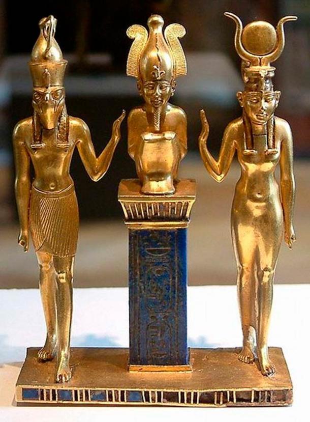 Horus, Osiris et Isis : pendentif portant le nom du roi Osorkon II