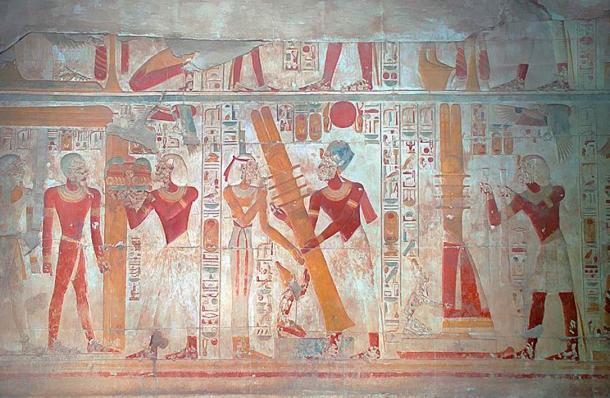 Une scène sur le mur ouest de la salle Osiris qui se trouve au-delà des sept chapelles et à laquelle on accède par la chapelle Osiris. Elle montre le soulèvement du pilier Djed