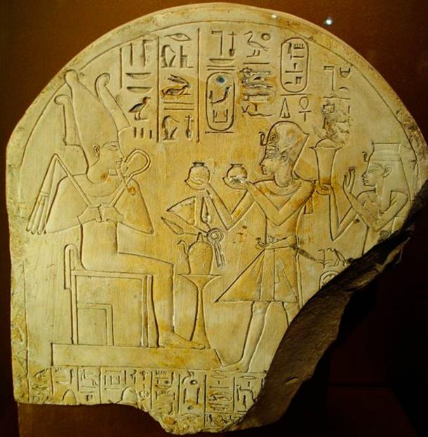 Stèle posthume d'Amenhotep Ier et Ahmose-Nofretary faisant une offrande à Osiris. Calcaire. Nouvel Empire, XVIIIe dynastie, règne d'Amenhotep III, vers 1390-1352 av. Probablement de Thèbes