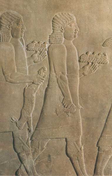 Des serviteurs de retour d'une chasse royale portant un lièvre et des petits oiseaux. Relief du palais d'Ashurbanipal à Ninive, 7e siècle avant J.-C. (Bibliothèque de l'université de Yale)