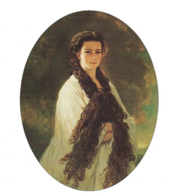 Il existe de nombreuses croyances concernant les cheveux très longs. Portrait de l'impératrice Élisabeth d'Autriche (1837 - 1898) avec ses longs cheveux, qui étaient parfumés et traités à l'œuf et au cognac. 
