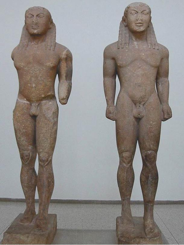 Les sculptures de kouros de la Grèce antique (de 615 à 485 av. J.-C. environ) portent des dreadlocks - des cheveux roulés ou tressés.