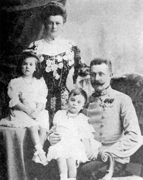 Photo de famille de Franz Ferdinand et Sophie Chotek avec leurs filles prise en 1908. (Atelier Adele / Domaine public)