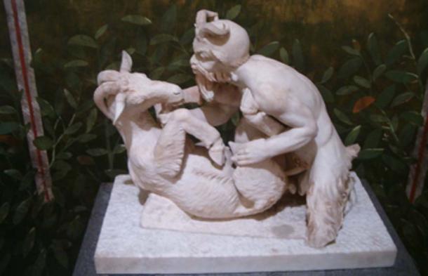 Sculpture de l'accouplement du dieu Pan avec une chèvre. (Pradigue / Domaine public)