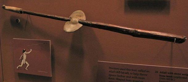 Cet atlas a un poids en forme de bannière avec un crochet en os. Le manche est une réplique, mais il est façonné d'après celui que l'on pense avoir vu dans le Kentucky il y a 4 500 à 2 500 ans. (Travis/CC BY NC 2.0)