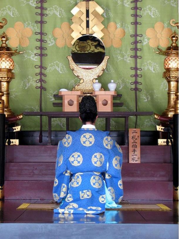 Prêtre en prière profonde au sanctuaire Dazaifu Tenmagu à Fukuoka, Japon, 2007 