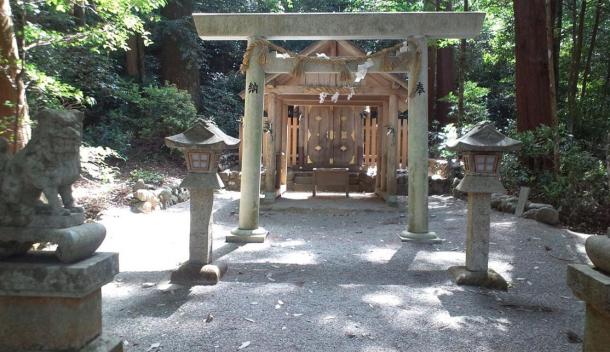   Temple shintoïste Niu-Jinja, dans un cadre forestier paisible, 2013