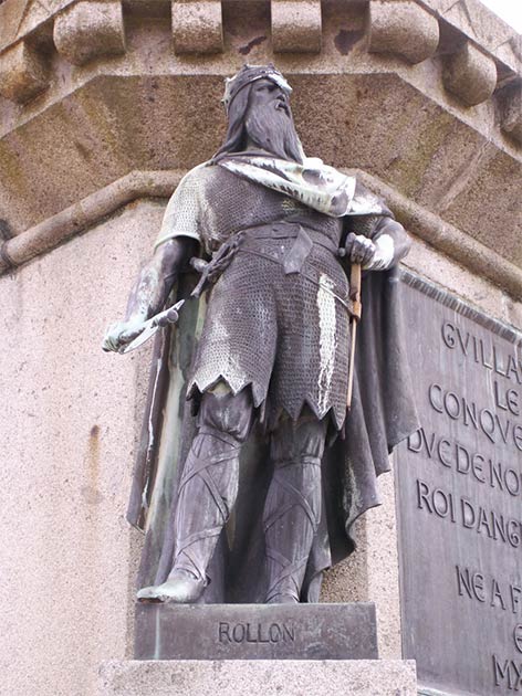 Statue de Rollo, Falaise, France. (CC BY-SA 2.5)