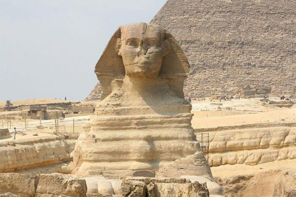 Une vue de face du Grand Sphinx de Gizeh. Remarquez l'altération extrême du corps qui a initialement conduit les chercheurs à s'interroger sur son âge supposé et, par conséquent, la véritable implication de Khafre dans sa construction a été remise en question de manière approfondie depuis. (Diego Delso / CC BY-SA 3.0).