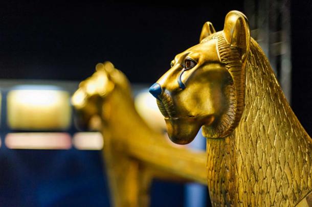 Sculpture de lion en or égyptien (Dieter Hawlan / Adobe Stock)