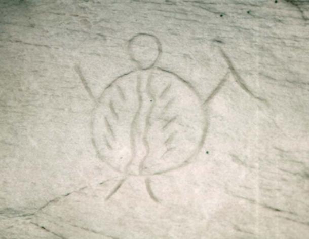 Ce pétroglyphe montre un guerrier portant un bouclier corporel. (CC BY-SA 2.5)