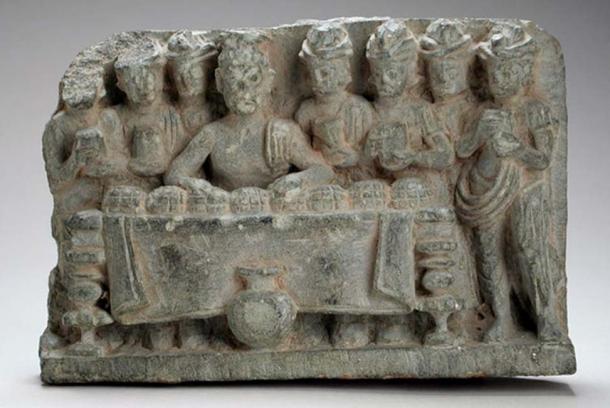 Une sculpture représentant la distribution des reliques du Bouddha. Musée d'art du comté de Los Angeles/Wikimedia Commons