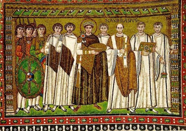 L'empereur Justinien est représenté au centre avec une auréole autour de sa tête dans cette mosaïque de Ravenne, en Italie. (Michleb/CC BY SA 3.0)