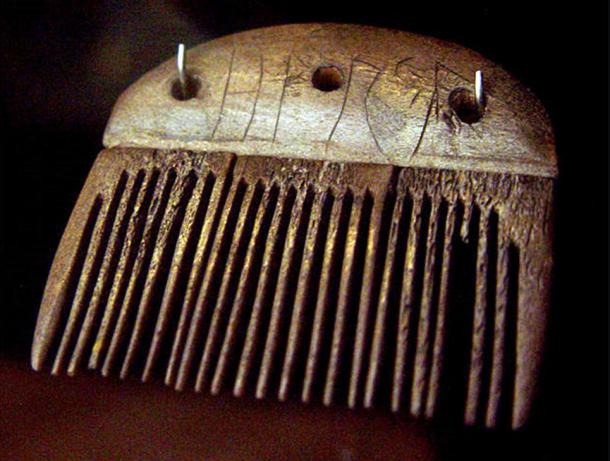 Un peigne fait de bois de cervidés datant d'environ 150 à 200 de notre ère et trouvé à Vimose, sur l'île de Funen, au Danemark. L'inscription du Futhark ancien se lit comme suit 