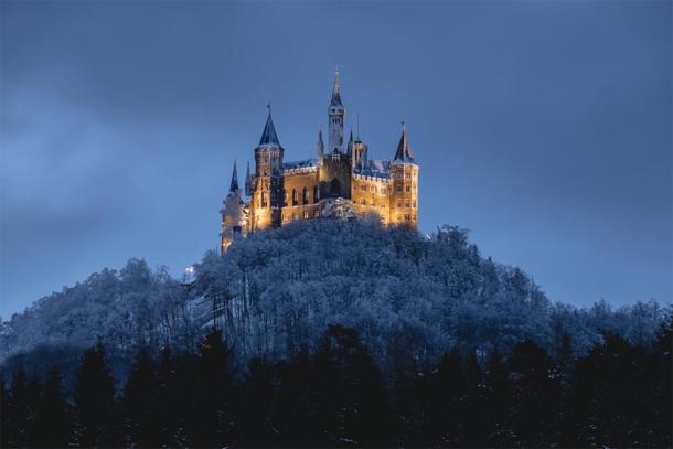 Le château de Hohenzollern la nuit pendant l'hiver. (0711bilder / stock Adobe)