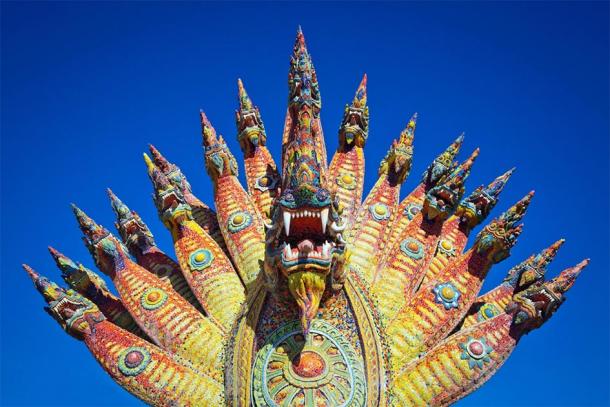 Statue du roi Naga, temple bouddhiste, Thaïlande (MrPreecha / Adobe Stock)