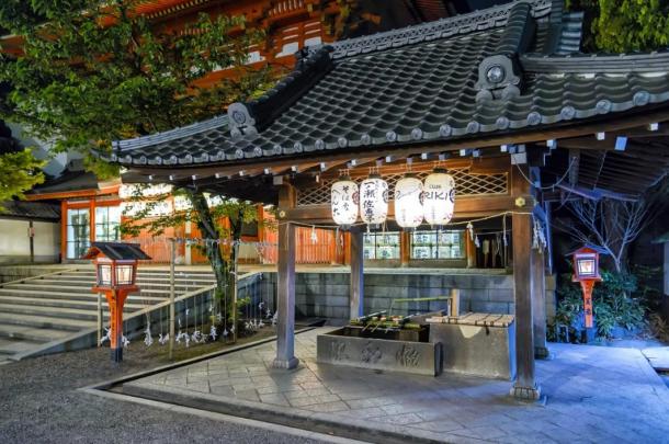 Fontaine de purification de la porte principale du sanctuaire de Yasaka à Kyoto, Japon