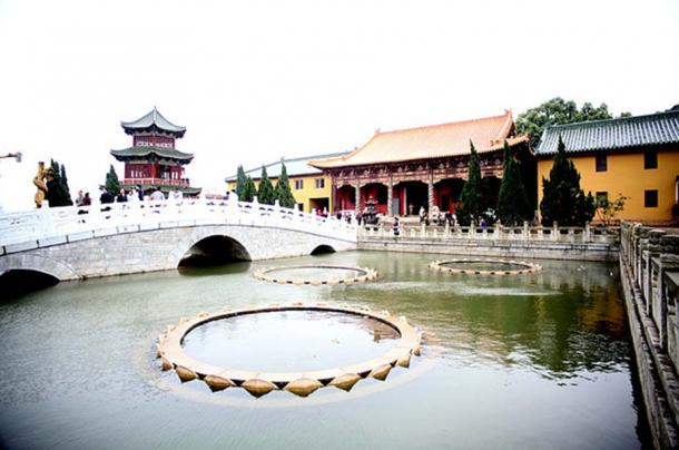 L'étang aux lotus du temple Donglin