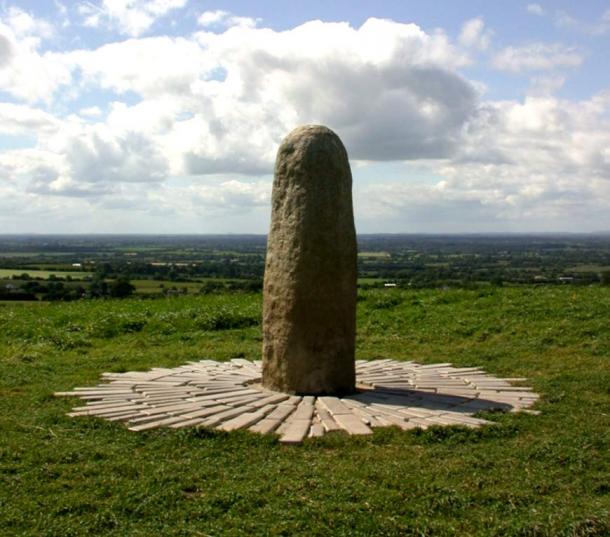 Le Lia Fáil (Pierre du Destin) au sommet de la colline de Tara, dans le comté de Meath, en Irlande.