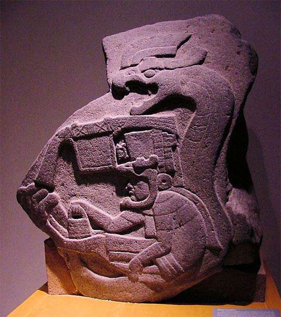 Une photo de la stèle 19 de La Venta, la plus ancienne représentation connue du serpent à plumes en Méso-Amérique. (Audrey et George Delange)