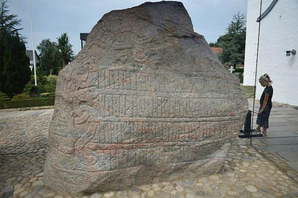 La plus grande des pierres de Jelling, d'énormes pierres de taille trouvées à Jelling, a été soulevée par Harold Bluetooth en 970 pour célébrer la conversion du Danemark au christianisme. (Ljunie / CC BY-SA)