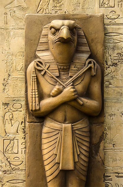 Statue d'un pharaon comme manifestation terrestre d'Horus (GreenLaurel / Adobe Stock)