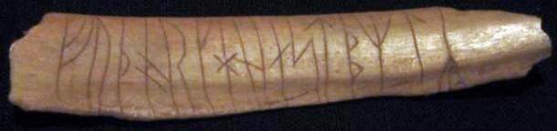 Inscription runique gravée dans l'os. Trouvé en Suède.