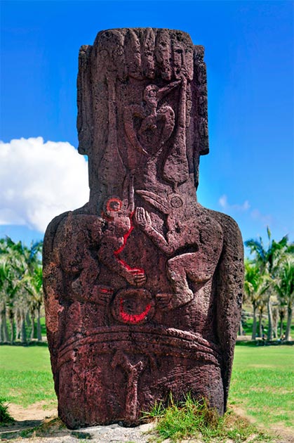 Une sculpture du culte de l'homme-oiseau au dos d'un monolithe en pierre de Moai sur l'île de Pâques. (thakala / stock Adobe)