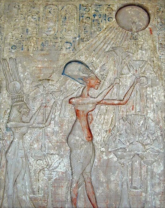 Le pharaon Akhenaton (au centre) et sa famille vénérant l'Aton, avec les rayons caractéristiques qui émanent du disque solaire.